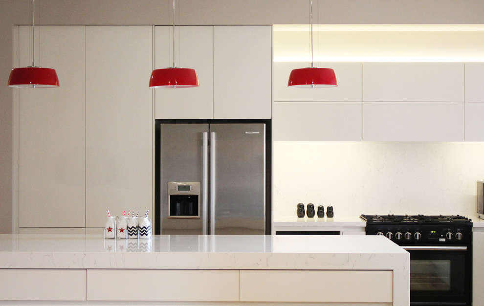 Zweizeilige, Große Moderne Küche mit Küchenrückwand in Weiß, Glasrückwand und Kücheninsel in Melbourne