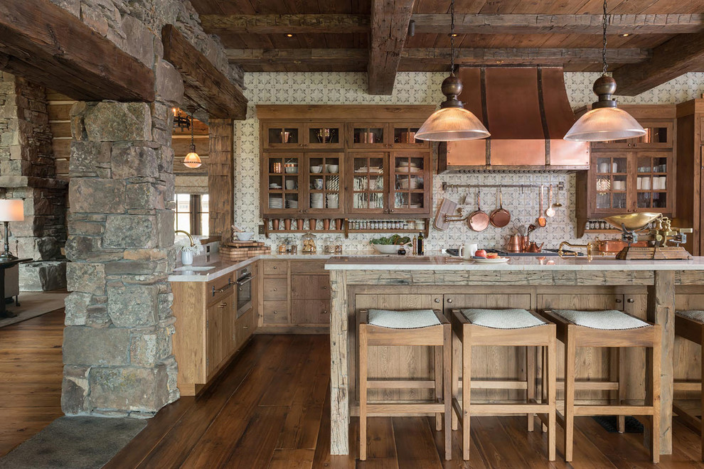 Foto på ett rustikt l-kök, med luckor med glaspanel, skåp i mellenmörkt trä, flerfärgad stänkskydd, mellanmörkt trägolv och en köksö