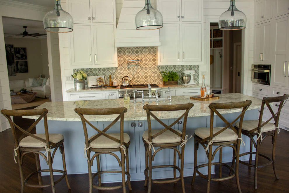 Exempel på ett stort lantligt vit vitt kök, med en rustik diskho, skåp i shakerstil, vita skåp, granitbänkskiva, flerfärgad stänkskydd, stänkskydd i cementkakel, rostfria vitvaror, mellanmörkt trägolv, en köksö och brunt golv