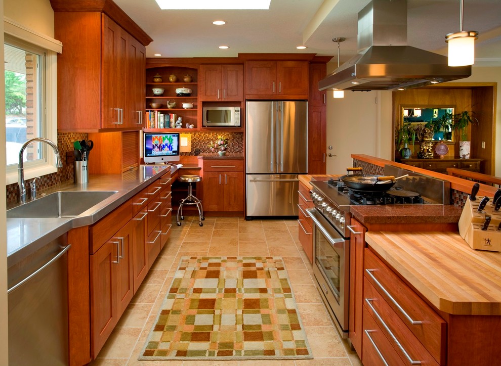 Moderne Küche mit Rückwand aus Mosaikfliesen, Küchengeräten aus Edelstahl, integriertem Waschbecken, dunklen Holzschränken, Edelstahl-Arbeitsplatte, Küchenrückwand in Braun und Schrankfronten im Shaker-Stil in Portland