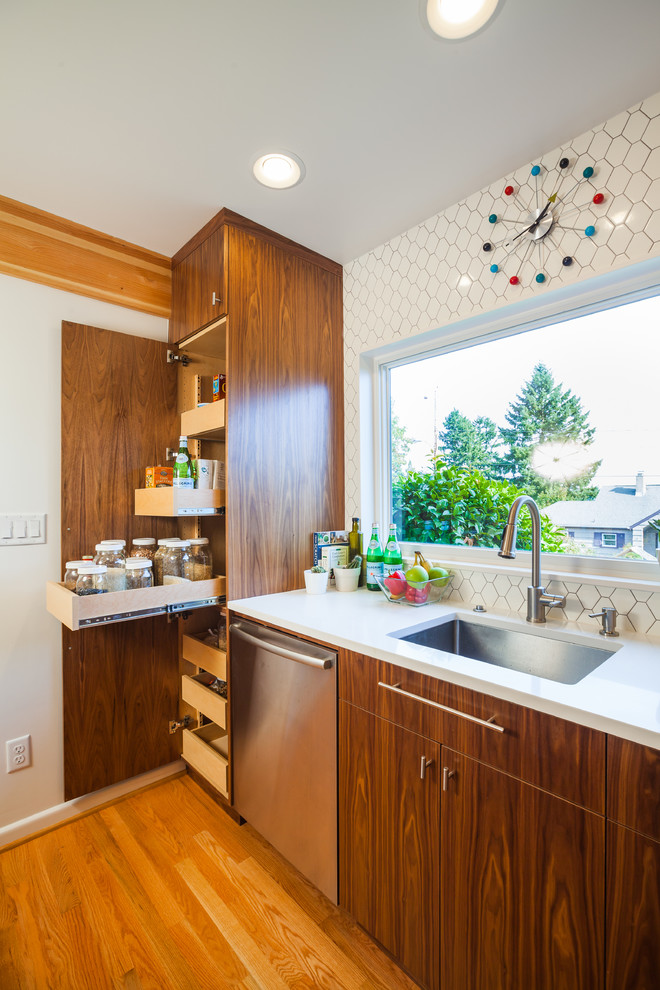 Example of a 1950s kitchen design in Portland
