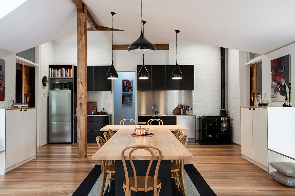 Foto på ett stort minimalistiskt kök och matrum