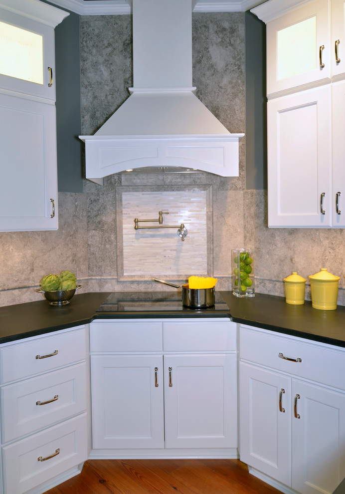 Esempio di una cucina chic con lavello sottopiano, ante in stile shaker, ante bianche, top in granito, paraspruzzi grigio, paraspruzzi con piastrelle in pietra e elettrodomestici in acciaio inossidabile