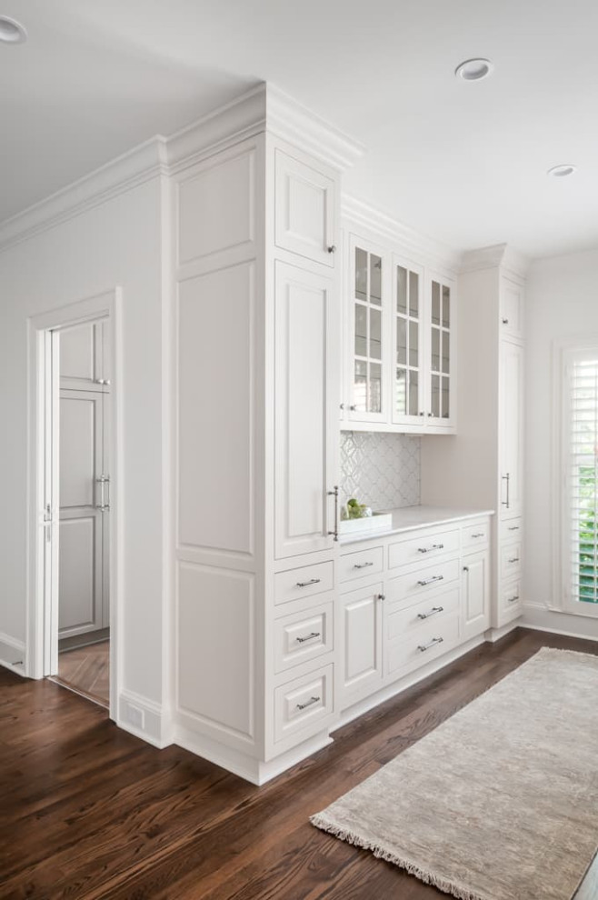 Exempel på ett stort klassiskt vit vitt parallellkök, med en undermonterad diskho, skåp i shakerstil, vita skåp, bänkskiva i kvartsit, beige stänkskydd, integrerade vitvaror, mellanmörkt trägolv och brunt golv