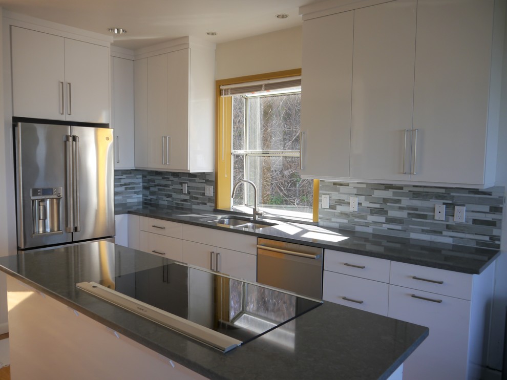 Bild på ett mellanstort funkis grå grått kök och matrum, med en dubbel diskho, släta luckor, vita skåp, bänkskiva i koppar, flerfärgad stänkskydd, stänkskydd i glaskakel, rostfria vitvaror, ljust trägolv, en köksö och orange golv