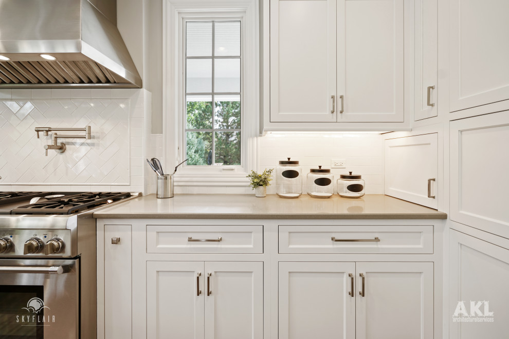 Idéer för ett stort klassiskt grå kök, med en rustik diskho, luckor med profilerade fronter, vita skåp, bänkskiva i kvarts, vitt stänkskydd, stänkskydd i keramik, rostfria vitvaror, mellanmörkt trägolv, en köksö och brunt golv