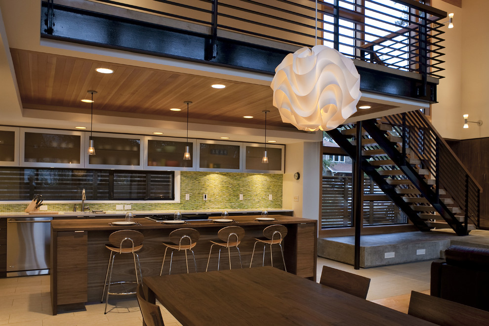 Ispirazione per una cucina ad ambiente unico design con ante di vetro, top in legno, paraspruzzi verde, paraspruzzi con piastrelle a mosaico e elettrodomestici in acciaio inossidabile