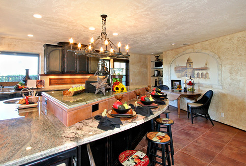 Lowered bar area in traditional kitchen