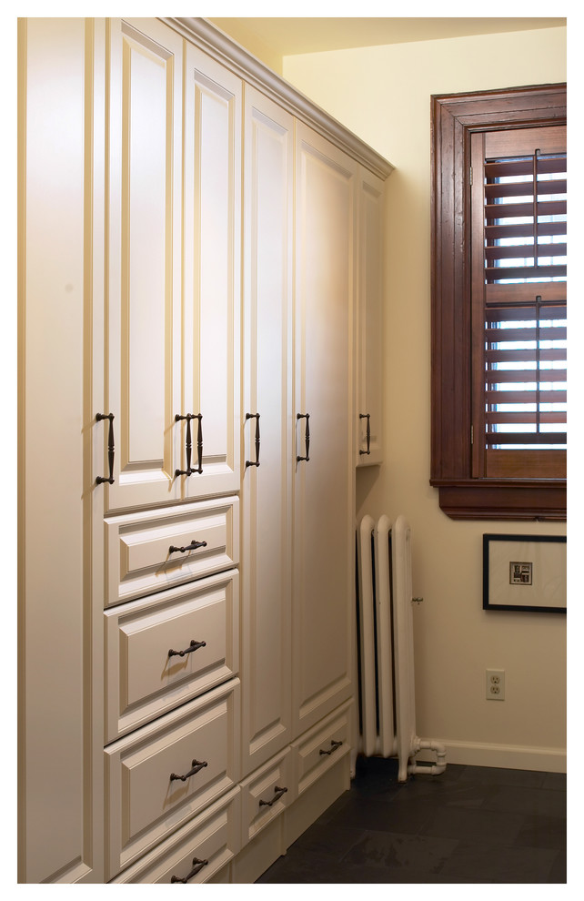 Modelo de cocina comedor clásica de tamaño medio con armarios con paneles con relieve, puertas de armario beige y suelo de pizarra