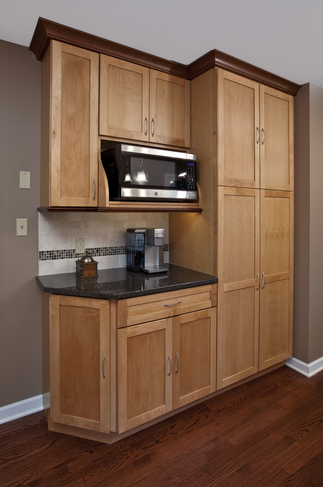 Esempio di una cucina chic con ante in legno chiaro, top in quarzo composito, paraspruzzi beige, paraspruzzi a specchio e pavimento in legno massello medio
