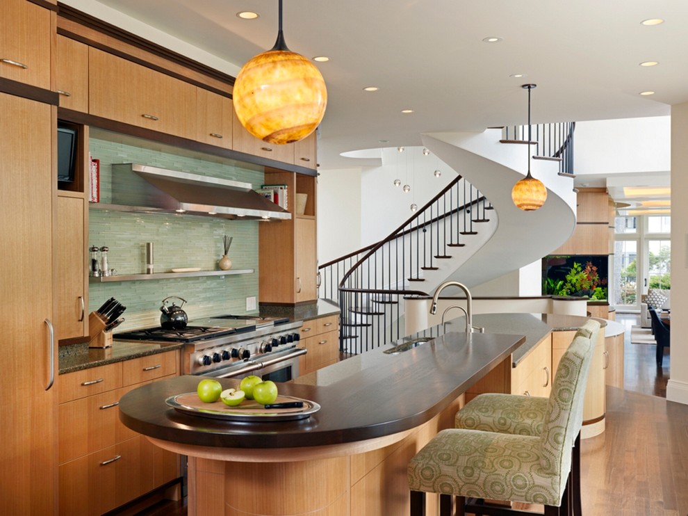 Zweizeilige Moderne Küche mit Rückwand aus Glasfliesen, Küchengeräten aus Edelstahl, Küchenrückwand in Grün, flächenbündigen Schrankfronten, hellbraunen Holzschränken und Mauersteinen in Boston