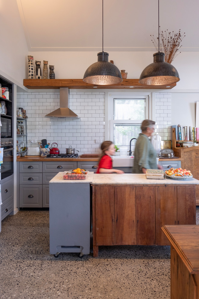 Landhaus Küche mit Küchenrückwand in Weiß, Kücheninsel und bunter Arbeitsplatte in Sydney