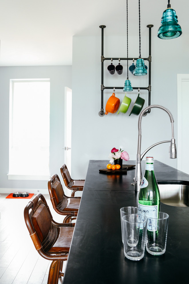 Offene Moderne Küche mit Unterbauwaschbecken, Speckstein-Arbeitsplatte, Kücheninsel, grauem Boden und schwarzer Arbeitsplatte in Portland Maine