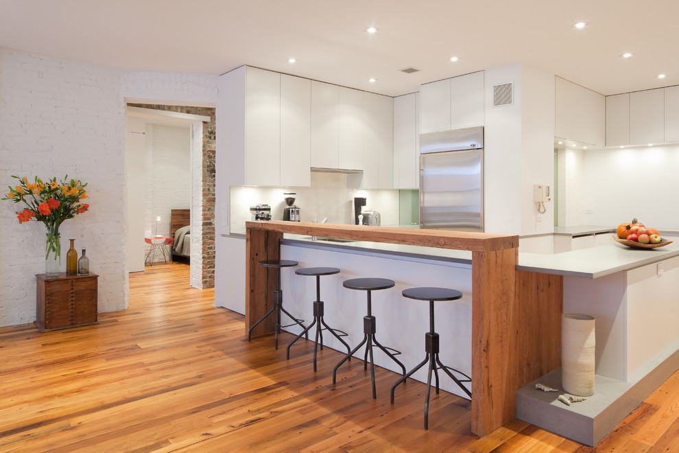 Kitchen - contemporary kitchen idea in New York with stainless steel appliances