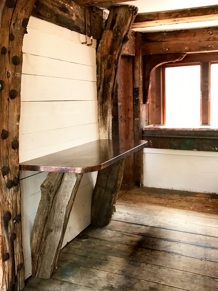 Imagen de cocina de estilo de casa de campo con fregadero sobremueble, encimera de cobre y salpicadero de madera