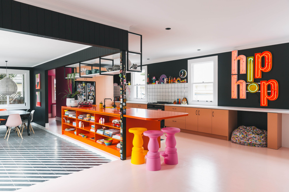 Idéer för ett eklektiskt orange kök, med en undermonterad diskho, laminatbänkskiva, vitt stänkskydd, stänkskydd i keramik, svarta vitvaror, målat trägolv, en köksö och rosa golv