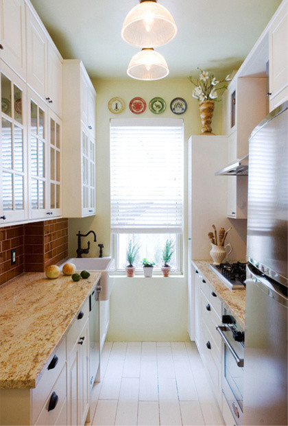 Bild på ett litet eklektiskt kök, med en enkel diskho, luckor med glaspanel, vita skåp, granitbänkskiva, flerfärgad stänkskydd, stänkskydd i stenkakel, rostfria vitvaror och klinkergolv i keramik