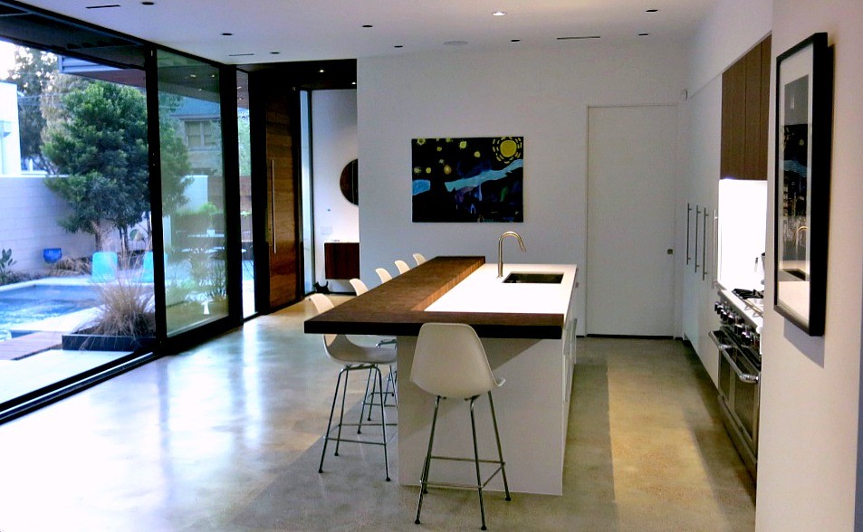 Foto di una cucina moderna di medie dimensioni con ante lisce