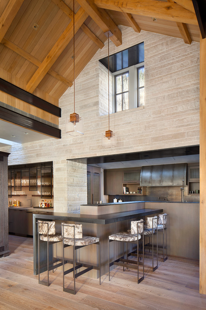 Klassische Küche mit dunklen Holzschränken, hellem Holzboden und Kücheninsel in Denver