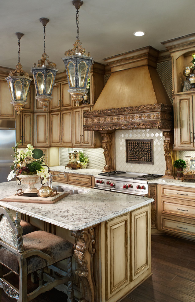 Bild på ett mellanstort vit vitt kök, med en undermonterad diskho, skåp i shakerstil, skåp i slitet trä, marmorbänkskiva, vitt stänkskydd, stänkskydd i keramik, rostfria vitvaror, mörkt trägolv, en köksö och brunt golv