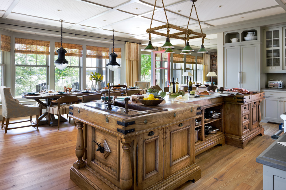 Источник вдохновения для домашнего уюта: п-образная кухня в морском стиле с обеденным столом, фасадами с утопленной филенкой, фасадами цвета дерева среднего тона и деревянной столешницей