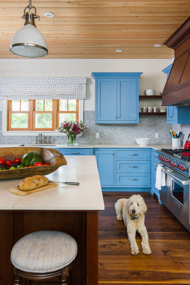 Große Maritime Küche in U-Form mit Unterbauwaschbecken, Schrankfronten im Shaker-Stil, blauen Schränken, Marmor-Arbeitsplatte, Rückwand aus Mosaikfliesen, Küchengeräten aus Edelstahl, dunklem Holzboden und Kücheninsel in Toronto