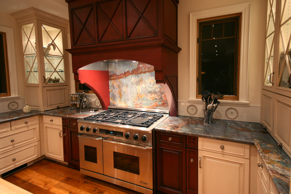 Idéer för att renovera ett avskilt, mellanstort rustikt l-kök, med luckor med upphöjd panel, bänkskiva i onyx, vitt stänkskydd, stänkskydd i keramik, rostfria vitvaror, mellanmörkt trägolv, röda skåp och en köksö