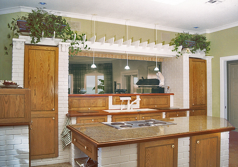 Mittelgroße Mediterrane Küche mit Doppelwaschbecken, weißen Schränken, Travertin und zwei Kücheninseln in Tampa