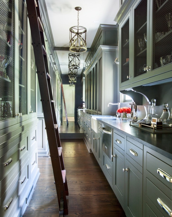 Modelo de cocina clásica renovada de tamaño medio con fregadero sobremueble, puertas de armario grises, encimera de granito, electrodomésticos de acero inoxidable y suelo de madera en tonos medios