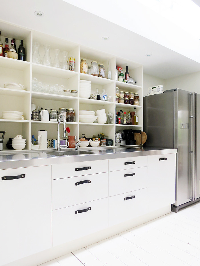 Imagen de cocina bohemia con fregadero integrado, armarios abiertos y encimera de acero inoxidable