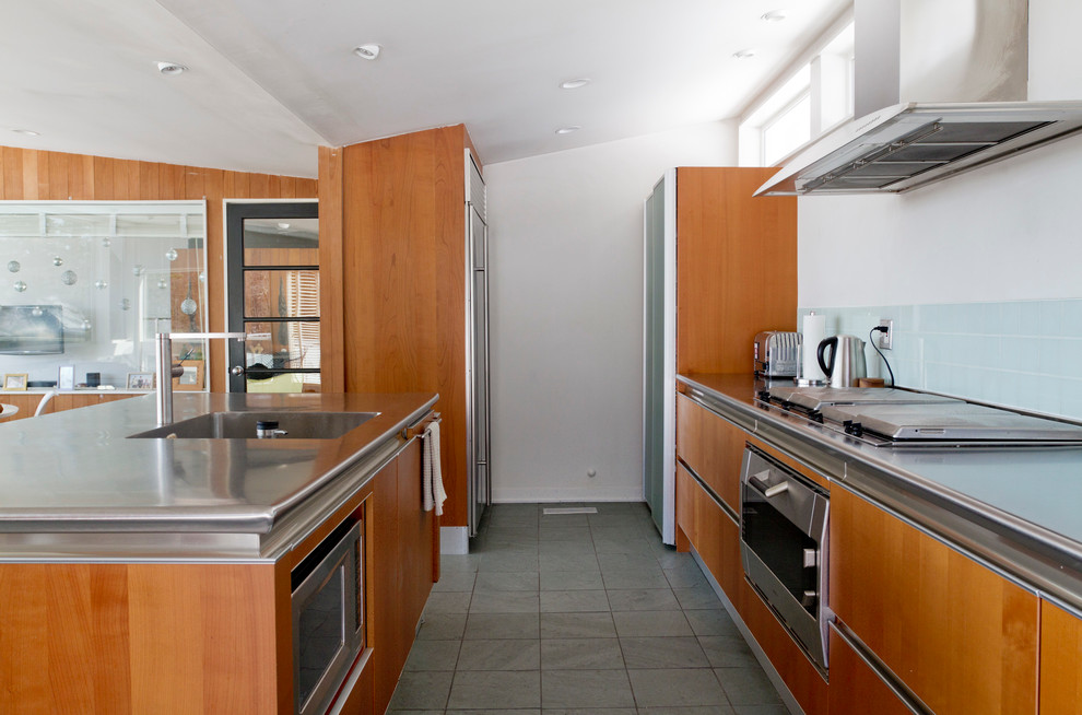 ニューヨークにあるミッドセンチュリースタイルのおしゃれなキッチンの写真