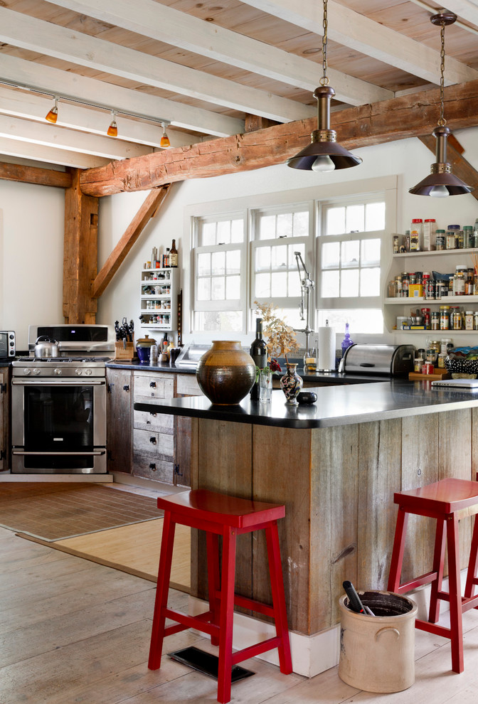 Eklektische Küche in U-Form mit Halbinsel, hellbraunen Holzschränken und hellem Holzboden in New York
