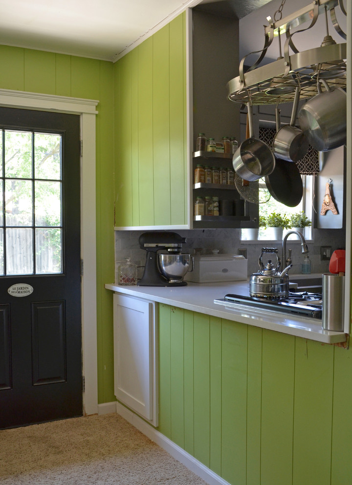 Exemple d'une cuisine éclectique en U fermée avec un placard à porte shaker.