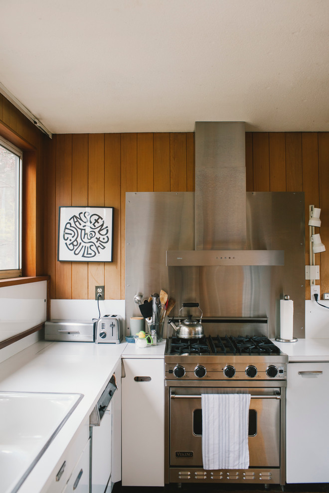 Inspiration för ett litet retro kök, med en dubbel diskho, släta luckor, vita skåp, laminatbänkskiva, stänkskydd med metallisk yta och stänkskydd i metallkakel