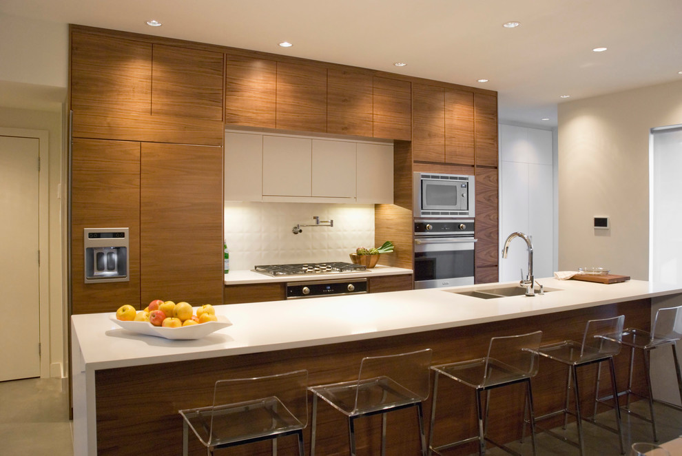 Zweizeilige Moderne Küche mit flächenbündigen Schrankfronten, Doppelwaschbecken, Elektrogeräten mit Frontblende, hellbraunen Holzschränken und Quarzwerkstein-Arbeitsplatte in Vancouver