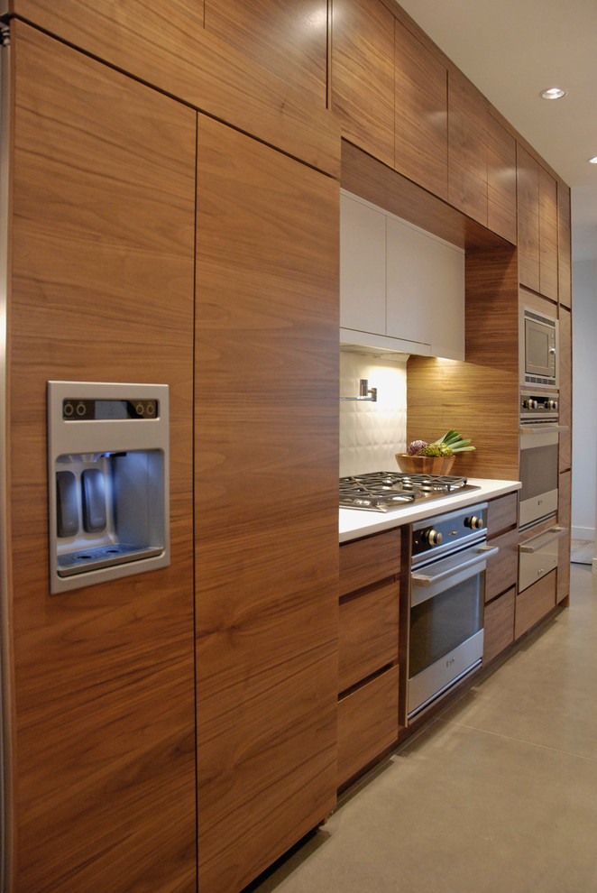 Moderne Küche mit hellbraunen Holzschränken und Elektrogeräten mit Frontblende in Vancouver