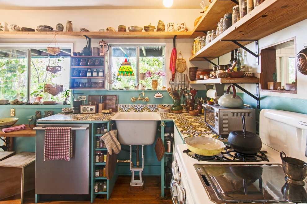 Cette photo montre une cuisine éclectique en L avec plan de travail carrelé et parquet foncé.