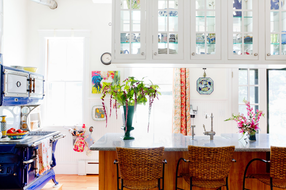 Ejemplo de cocina bohemia con armarios tipo vitrina, puertas de armario blancas y electrodomésticos de colores