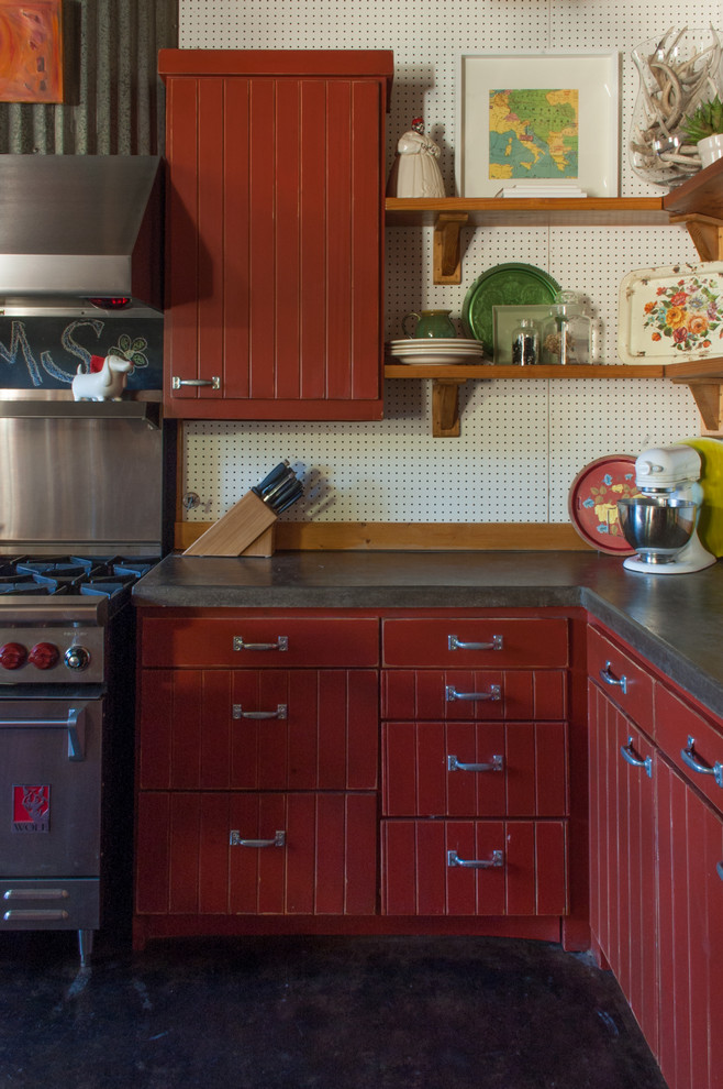 Свежая идея для дизайна: кухня в стиле фьюжн с красными фасадами - отличное фото интерьера