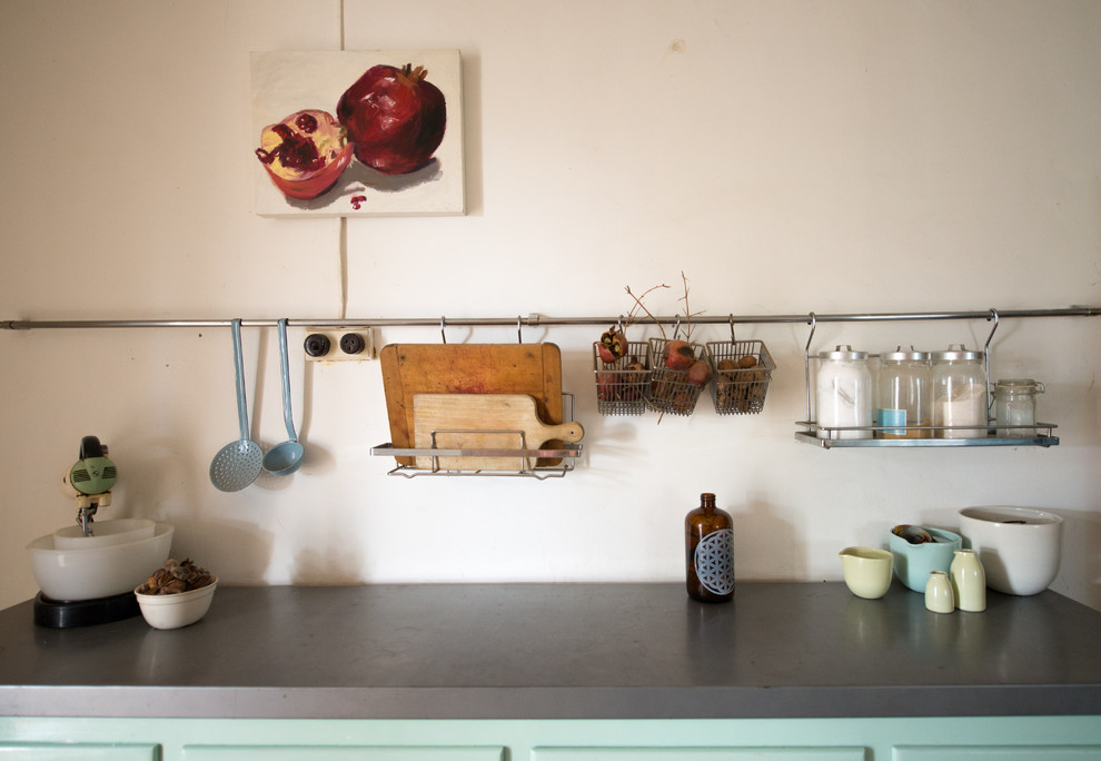 Kitchen - cottage kitchen idea in Adelaide