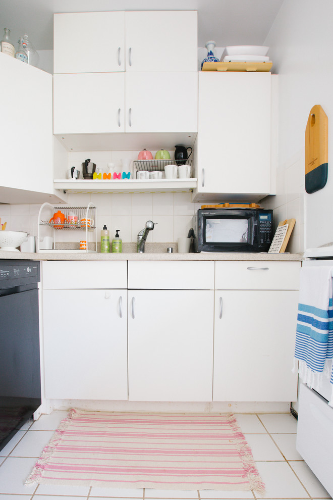 サンフランシスコにある小さなトランジショナルスタイルのおしゃれなキッチン (フラットパネル扉のキャビネット、白いキャビネット、白いキッチンパネル、黒い調理設備、アイランドなし、セラミックタイルのキッチンパネル) の写真