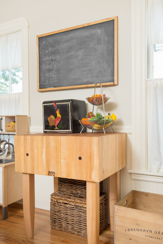 Imagen de cocina de estilo de casa de campo de tamaño medio con armarios estilo shaker y suelo de madera clara