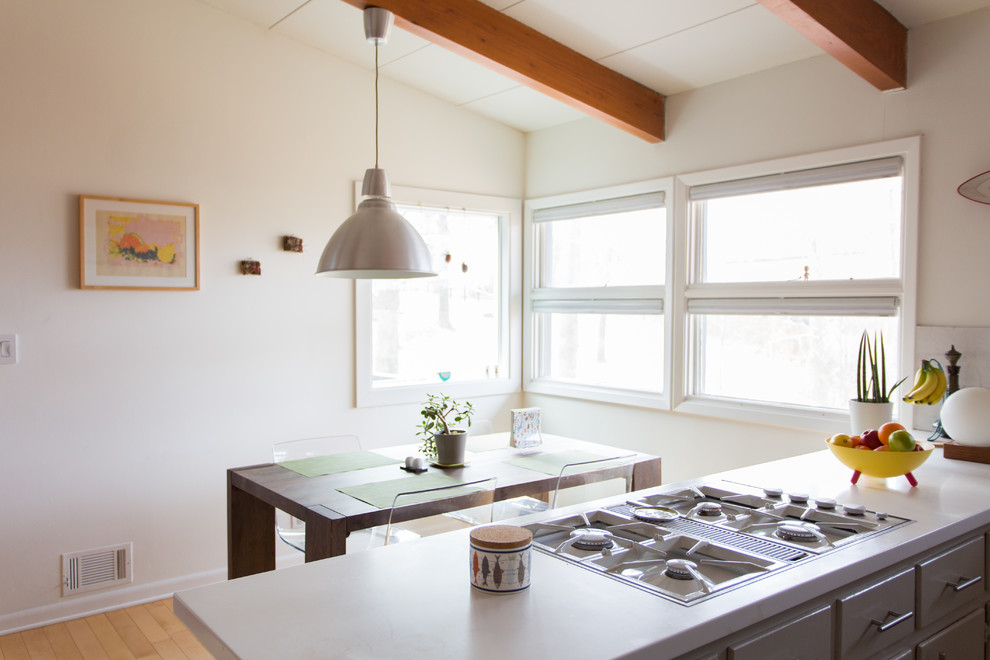 Свежая идея для дизайна: п-образная кухня среднего размера в стиле ретро с обеденным столом и островом - отличное фото интерьера