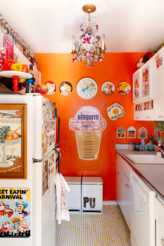 ニューヨークにあるエクレクティックスタイルのおしゃれなII型キッチン (シングルシンク、フラットパネル扉のキャビネット、白いキャビネット、白い調理設備) の写真
