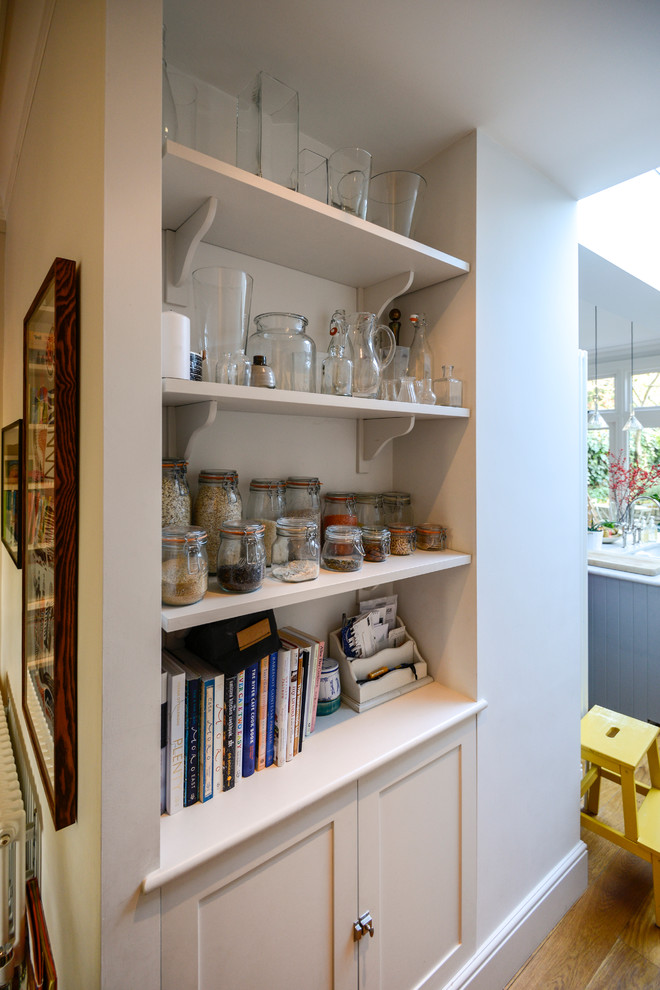 ロンドンにあるトランジショナルスタイルのおしゃれなキッチン (白いキャビネット、オープンシェルフ) の写真
