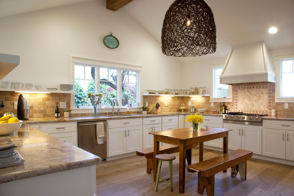 Ejemplo de cocina rectangular contemporánea con salpicadero beige y suelo de madera en tonos medios