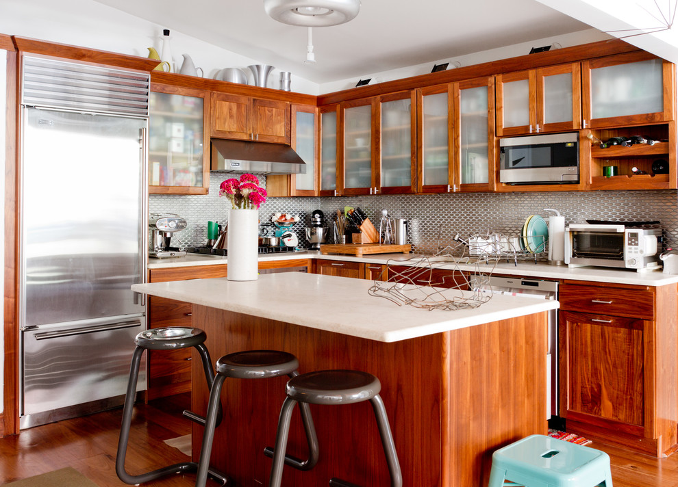 Stilmix Küche mit Glasfronten, hellbraunen Holzschränken und Küchenrückwand in Metallic in New York