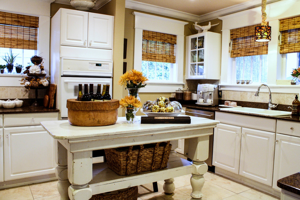 Esempio di una cucina ad U classica chiusa con lavello a doppia vasca, ante con bugna sagomata, ante bianche, paraspruzzi beige e elettrodomestici bianchi