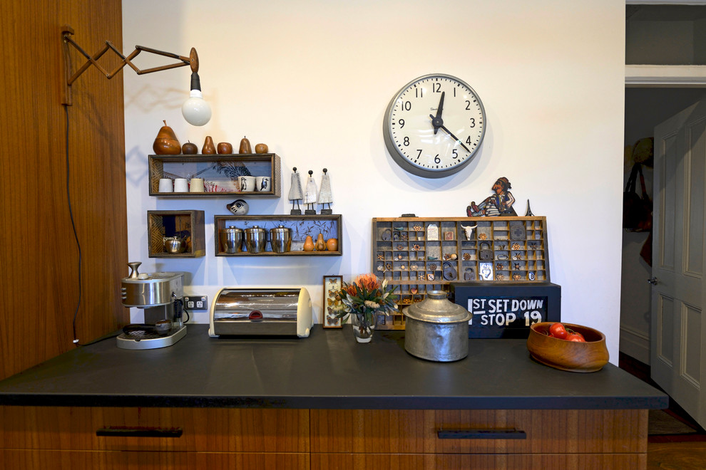 アデレードにあるミッドセンチュリースタイルのおしゃれなキッチンの写真