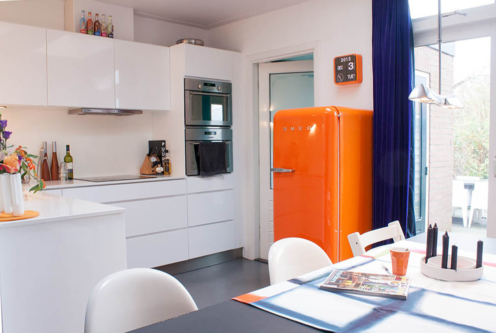 Mixing Modern and Retro with a Two Tone Kitchen